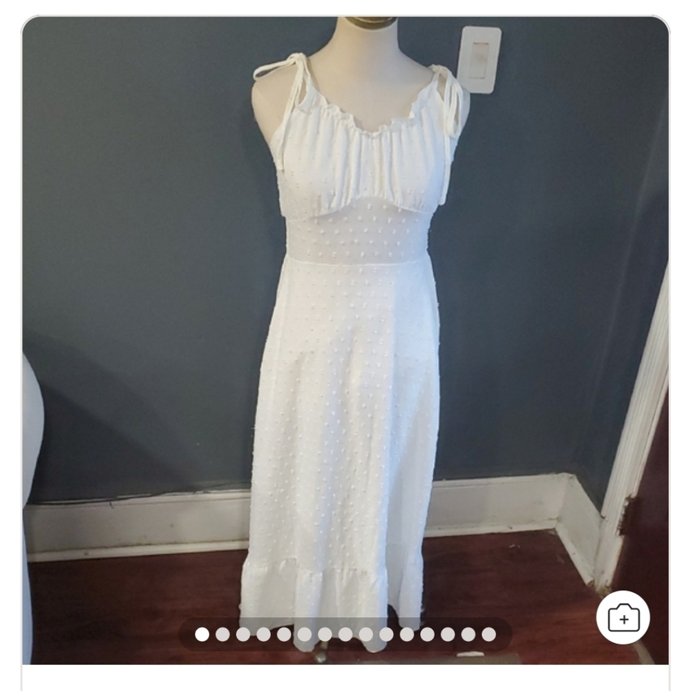 Elegant White Sleeveless Dress - Picture 15 of 15